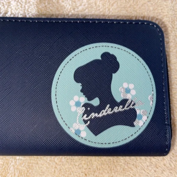 CINDERELLA ZIP WALLET BY DANI BY “DANIELLE NICOLE” BRAND WITH DISNEY…BRAND NEW! - Picture 6 of 6
